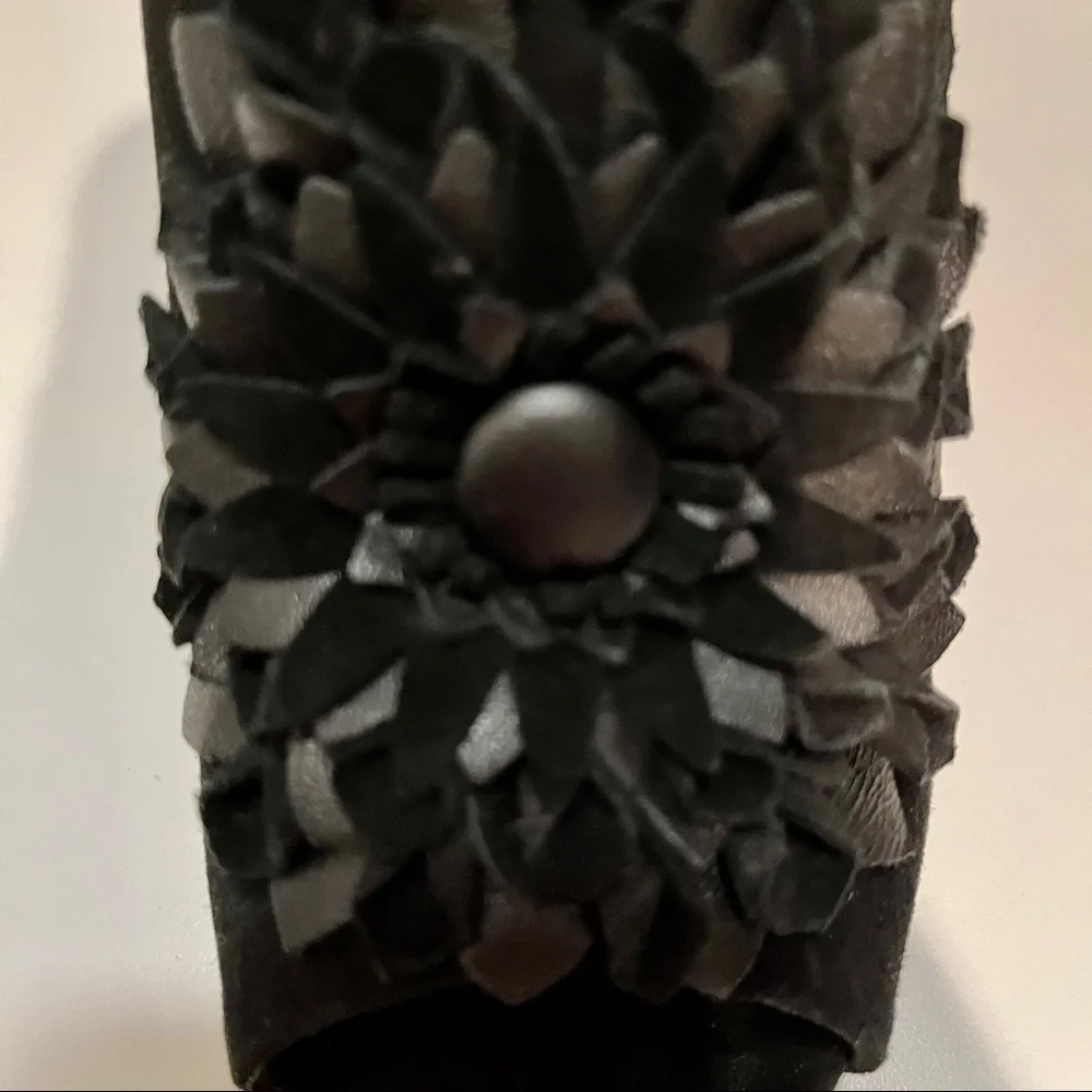 Reed Evins, Black Suede Flower Motif Sling Backs - Picture 2 of 6